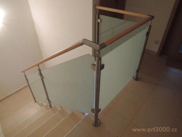 Neomezujte svůj interiér. Zábradlí ze skla zapadne všude