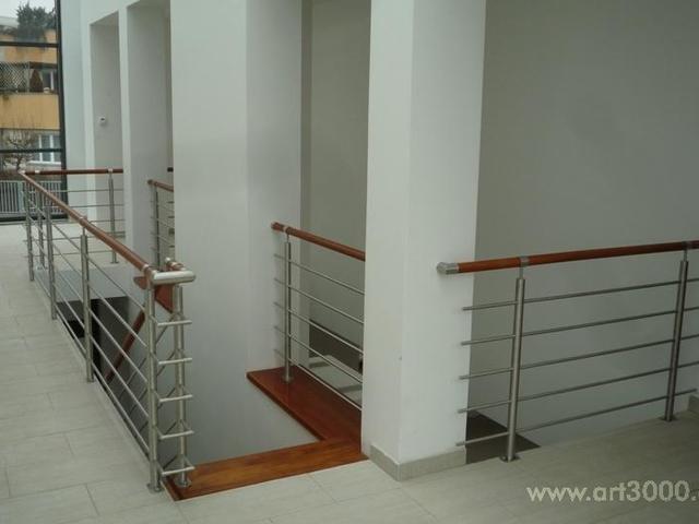 Dokončeno nerezové zábradlí se schodištěm