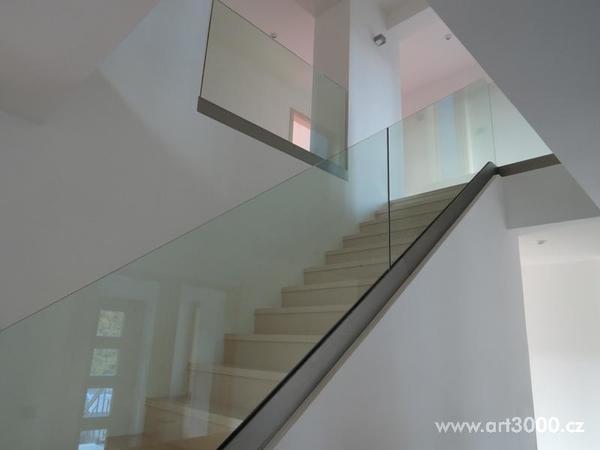 Celoskleněné zábradlí bez sloupků
