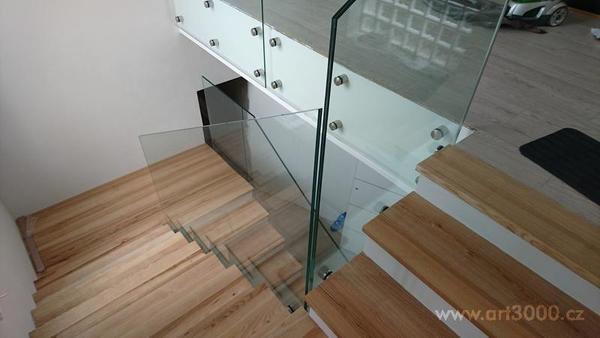 Skleněné zábradlí kotvené na terče