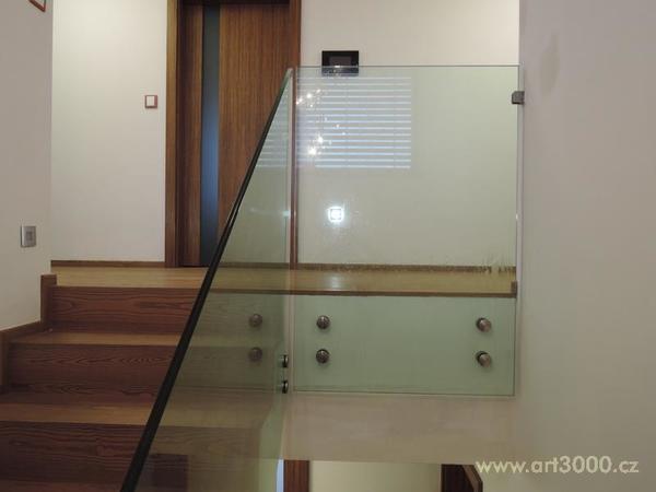 Skleněné zábradlí kotvené na terče