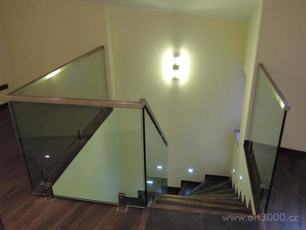Skleněné zábradlí s nerez madlem