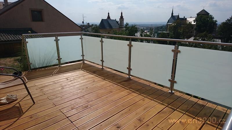Atypické zábradlí na terasu s matným sklem