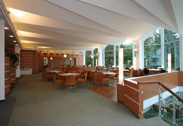 Barové stoličky a nerezové prvky pro hotel Montana