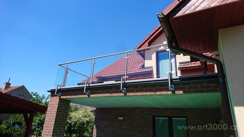 Moderní skleněné zábradlí se sloupky kolem okapu na míru