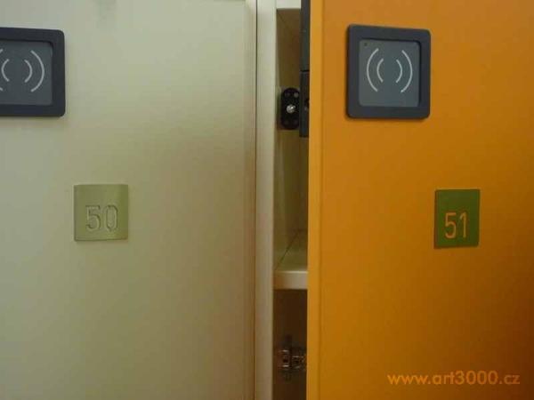 Nerezové štítky do interiéru i exteriéru