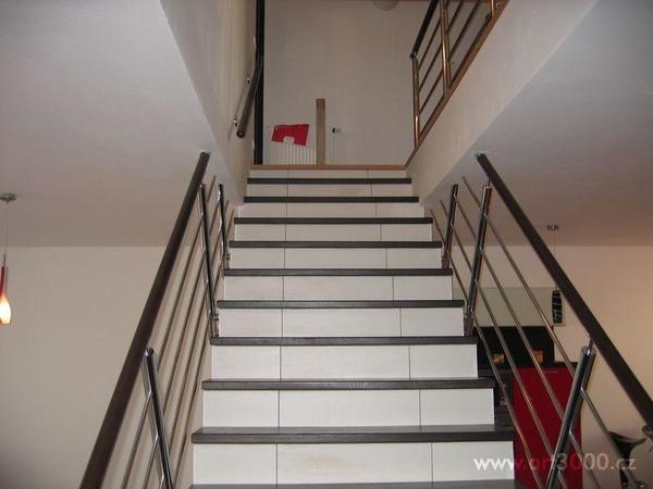 Výroba nerezového zábradlí v lesklém provedení