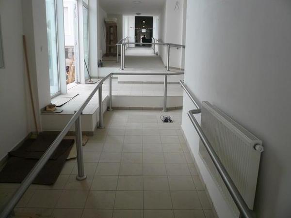 Výroba a montáž zábradlí a madel z broušeného nerezu