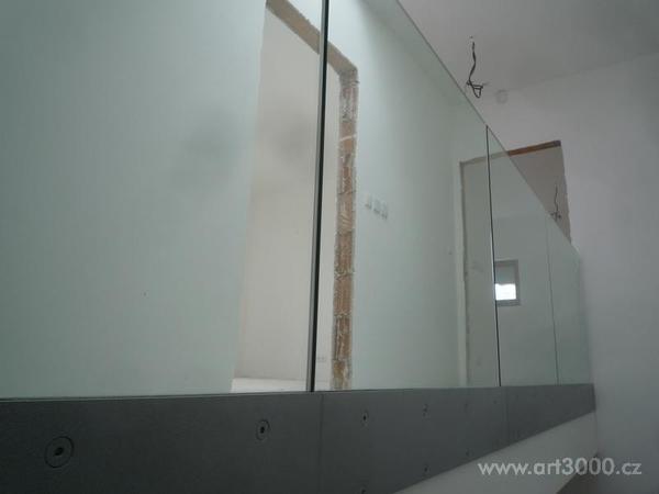 Skleněné zábradlí kotvené do podlahy