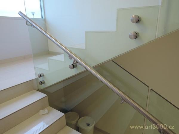 Skleněné zábradlí kotvené na terče s nerez madlem
