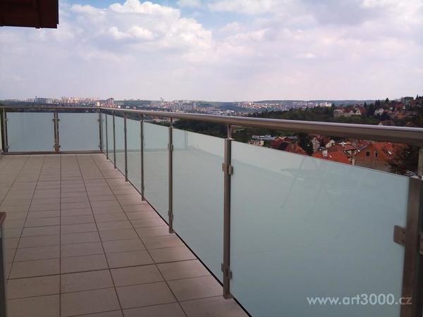 Skleněné zábradlí na balkon čiré nebo mléčné
