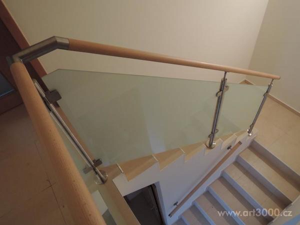 Skleněné zábradlí s dřevěným madlem