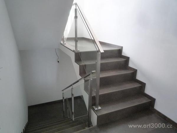 Skleněné zábradlí se sloupky a madlem
