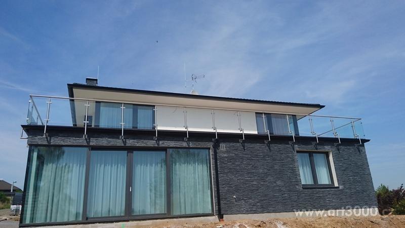 Skleněné zábradlí se sloupky okolo okapu na míru