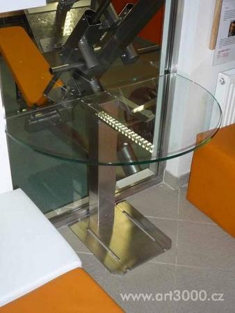 Skleněný stůl na míru s nerezovými prvky
