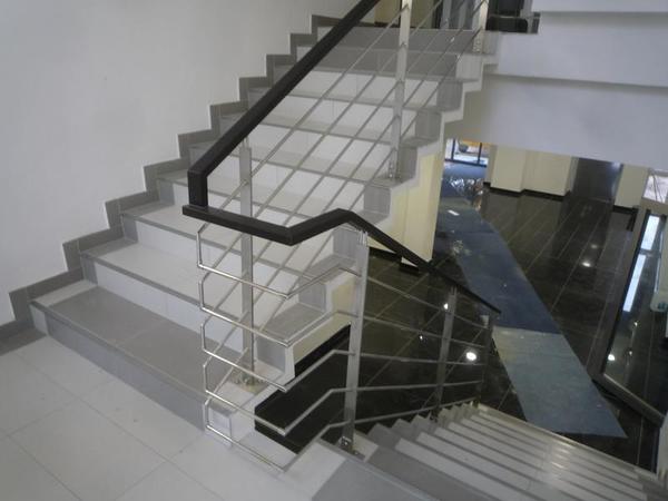 Výroba a montáž nerezového zábradlí s dřevěnými prvky