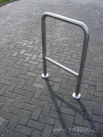 Ochranné zábradlí z nerezu a bezpečnostní turnikety