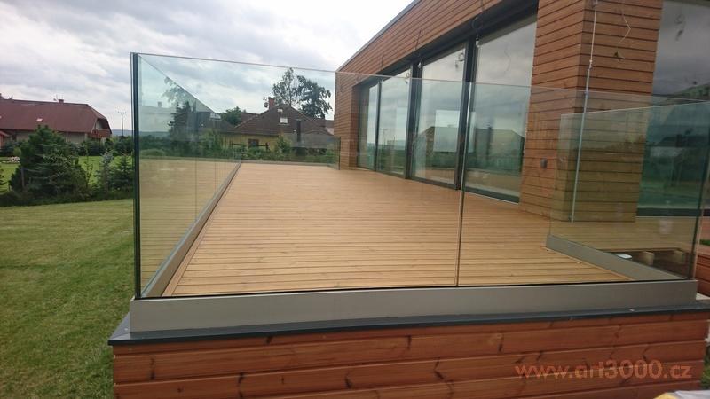 Skleněné zábradlí bez sloupků