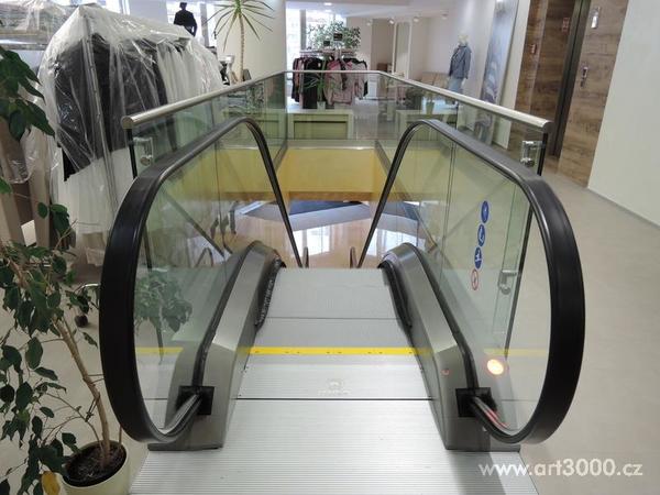 Skleněné zábradlí Dům módy