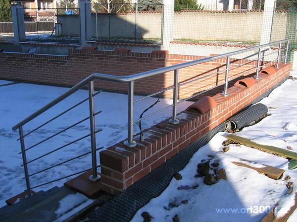 Venkovní a vnitřní zábradlí z nerezu pro firemní objekt Praha