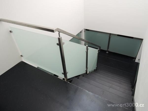 Zábradlí z nerezu a mléčného skla